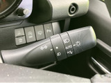操作しやすい位置に配置されたウインカーレバー。確実な操作感で、安全な車線変更をサポートします。夜間も視認しやすい設計です。