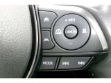 ステアリングスイッチ付き。前方から目を離すことなく、オーディオの選局や運転支援系の操作ができます。