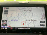 高精細な地図表示で、スムーズなナビゲーションを実現。周辺情報も分かりやすく表示され、目的地まで安心です。運転の負担を軽減します。