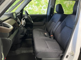 運転席からの視界は広く、運転操作もスムーズに行えます。シートの座り心地も良く、長距離運転でも疲れにくいでしょう。快適なドライブをお楽しみください。