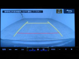■リヤビューカメラの映像です。ステアリング連動ガイドラインが、後退時の予想進路を表示し、運転のサポートを致します。