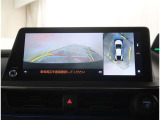 【パノラマモニター】に搭載した4つのカメラにより、車を真上から見ているような映像を表示。運転席から確認しにくい車両周囲の状況を把握できます。