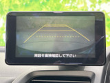 後方確認がスムーズに行える、見やすいモニターを搭載。駐車時の安全性を高めます。ガイド表示で、より正確な駐車操作をサポートします。