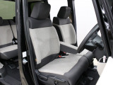 フロントベンチシートですので運転席足元ゆったり広々快適です。助席への移動も楽々です。
