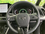 握りやすいステアリングは、運転操作をスムーズに。操作スイッチも配置され、快適なドライビングをサポートします。