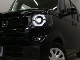 【LEDヘッドライト】悪天候や夜間走行時も良好な視界を確保し安心して運転できる高輝度LEDヘッドライトを装備!点灯速度が早く、消費電力も抑えられています!!
