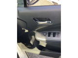 全席パワーウィンドウとなっています。運転席はオートになっているのでワンタッチ開閉することが出来ます。