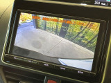 【バックカメラ】駐車時に後方がリアルタイム映像で確認できます。大型商業施設や立体駐車場での駐車時や、夜間のバック時に大活躍!運転スキルに関わらず、今や必須となった装備のひとつです!
