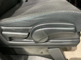 シートハイトアジャスターが付いているので運転姿勢を調整するのに便利ですね。身長に合ったシートポジションは安全運転や疲労軽減にもつながります。