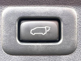 【パワーバックドア】スマートキーや運転席のボタンを押すだけでリアゲートが自動で開閉します!荷物を持っている時や、高い位置にあるバックドアを閉める際に便利な機能です♪