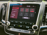 多彩なソースに対応し、お好みの音楽を楽しめます。ラジオやCD、SDカードなど、様々なメディアに対応しており、長距離ドライブも飽きさせません。