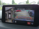 360&deg;ビューモニターでは、両サイドとフロント、バックカメラの合成で、あたかも上空から見下ろした様に周囲を確認して頂けます。駐車場だけでなく、T字路等でも活躍のアイテムです!