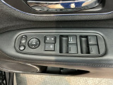 電動格納式リモコンドアミラーと、パワーウィンドウスイッチ等は運転席ドアにあります。