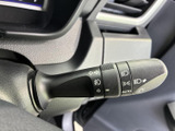 操作しやすい位置に配置されたウインカーレバーです。スムーズな操作で、安全な車線変更をサポートします。直感的に操作できる設計です。