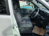 運転席シートリフター(ラチェット式)で、座面の高さも上下に動き、体格にあわせて調整ができます。