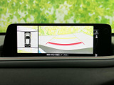 後方の状況を画面で確認できるバックモニター。狭い場所での駐車や、後退時の安全性を高めます。