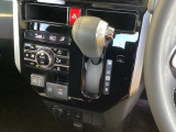 シフトはインパネシフト、パーキングブレーキは電子制御なので運転席と助手席の間はすっきりしています。