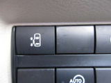 左側ハンズフリーオートスライドドア装備です!運転席のスイッチでの開閉やドアスイッチでの開閉は当たり前ですが、足の簡単な操作でスライドドアの開閉が出来ます!両手が塞がっているような時にとても便利です☆