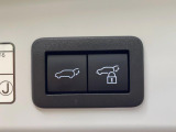 【パワーバックドア】スマートキーや運転席のボタンを押すだけでリアゲートが自動で開閉します!荷物を持っている時や、高い位置にあるバックドアを閉める際に便利な機能です♪