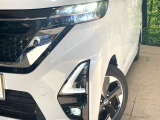 【LEDヘッドライト】悪天候や夜間走行時も良好な視界を確保し安心して運転できる高輝度LEDヘッドライトを装備!点灯速度が早く、消費電力も抑えられています。