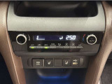 お好みの温度に設定すれば、車内の温度を検知し自動で調整してくれるオートエアコン!暑い、寒いと何度もスイッチを操作しなくても済みます☆☆