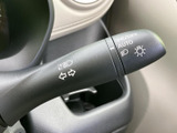 操作しやすい位置に配置されたウインカーレバーは、スムーズな車線変更をサポートします。安全運転に貢献する機能です。