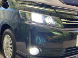 【LEDヘッドライト】悪天候や夜間走行時も良好な視界を確保し安心して運転できる高輝度LEDヘッドライトを装備!点灯速度が早く、消費電力も抑えられています。