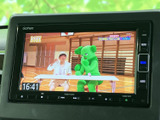停車中にテレビや映像を楽しめる機能が搭載されています。休憩時間や待ち時間に、エンターテイメントを満喫できます。家族でのドライブにもおすすめです。