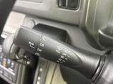 雨の日の運転をサポートするワイパーレバー。操作も簡単で、フロントガラスをクリアに保ちます。