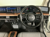 【ハンドル】運転にかかわる様々な操作を安全に行えるように視点移動が少なく操作性に配慮されたスイッチ類が凝縮されたコックピットです。