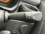 操作しやすい位置に配置されたウインカーレバー。オート機能も搭載されており、安全な車線変更をサポートします。直感的な操作で快適な運転を。