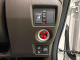 左側後部座席はパワースライドドアになっています。車内のスイッチで操作できるほか、車外からはワンタッチオープン、リモコン操作で予約ロック機能が操作できます。