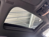 【サンルーフ】開放感たっぷりの希少装備、サンルーフが装着されています!車内に明かりを取り入れたり景色を楽しむ以外にも、車内の空気も簡単に換気できて快適です!
