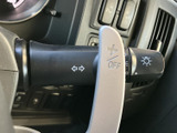 操作しやすいウインカーレバーで、安全な車線変更をサポートします。直感的な操作で、スムーズな運転をサポートします。