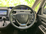 握りやすいステアリングは、操作性を高め、運転の楽しさを向上させます。オーディオやハンズフリー通話も操作可能です。