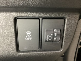 ハンドルの右側にはヘットライトリベライザーとVSA(ABS+TCS+横滑り抑制)の解除スイッチがついています。ヘッドライトリベライザーは道路状況や積荷の加重に応じてライトの高さを調節できます。