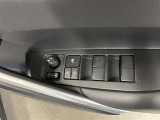 パワーウィンドウスイッチで運転席から全席の窓の開閉ができます♪