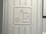 ●置くだけ充電:対応スマートフォンを置くだけでワイヤレスでの充電が可能です!