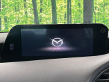【8.8インチマツダコネクト】車内の雰囲気にマッチした大型のディスプレイ。スマホ接続でのナビ使用やBluetooth再生等、様々な機能が楽しめます。直感的なダイヤル操作が可能で、使い勝手も良好です。