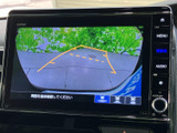 後方確認をサポートするモニター。駐車時の安全性向上に貢献します。狭い場所でも、より安全に運転できます。