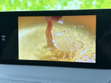 停車中にエンターテイメントを楽しめるTV機能。長距離移動の休憩時間に、リラックスした時間を過ごせます。家族や友人と楽しいひとときを。