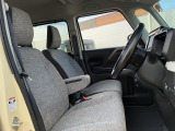 アームレスト付きの運転席は