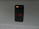 急病時や危険を感じた時、SOSコールスイッチを押すと専門のオペレータに繋がって、警察や消防への連携をサポートしてくれます。また、万が一の事故発生時には、エアバッグ展開と連動して自動通報します。