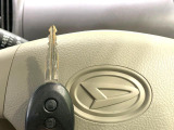 【キーレス】少し離れた場所からでもボタン一つでドアの開錠・施錠ができるのでとっても便利!ドアの鍵穴周りに傷をつけることもありません♪