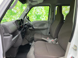 シンプルで機能的な内装は、使いやすさを追求。運転に集中できる、落ち着いた空間です。