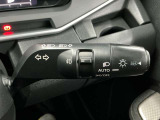 【オートライト】車のセンサーが周囲の明るさを感知し、自動でヘッドライトを点灯・消灯する機能です。この機能は夕暮れ時の交通事故が多い時間帯の安全性を高めてくれます。