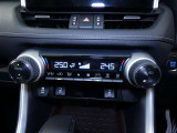 左右独立温度コントロールオートエアコンです。運転席、助手席それぞれで独立して温度設定ができます。冷え性の方が乗っても安心ですね♪