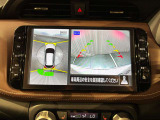 アラウンドビューモニターは真上から見下ろした様に車の周囲を表示することで、駐車時の安全性と利便性を高めます。