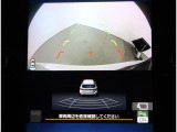 フロントグリル、ドアミラー、リヤゲートに装着したカメラの映像をインフォメーションディスプレイの大画面で確認可能です。