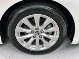 純正のアルミホイール装着。タイヤサイズは215/55R17